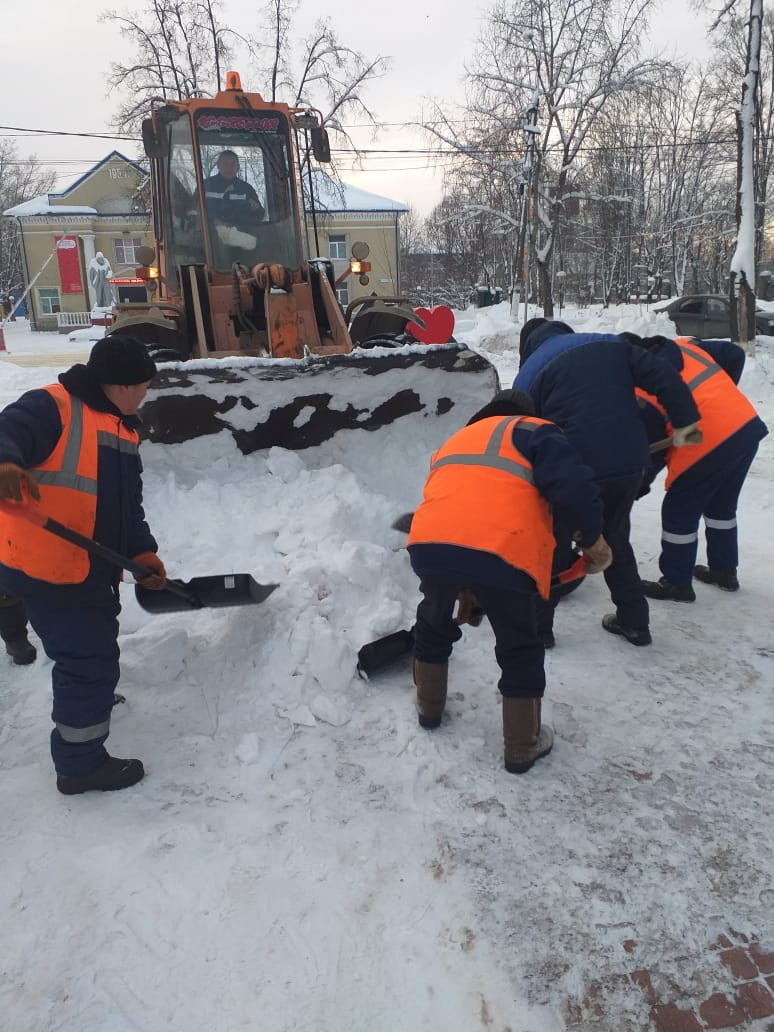 дворник с лопатой. где убирают снег. убирает снег. техника убирает снег во дворе. убиратель снега.