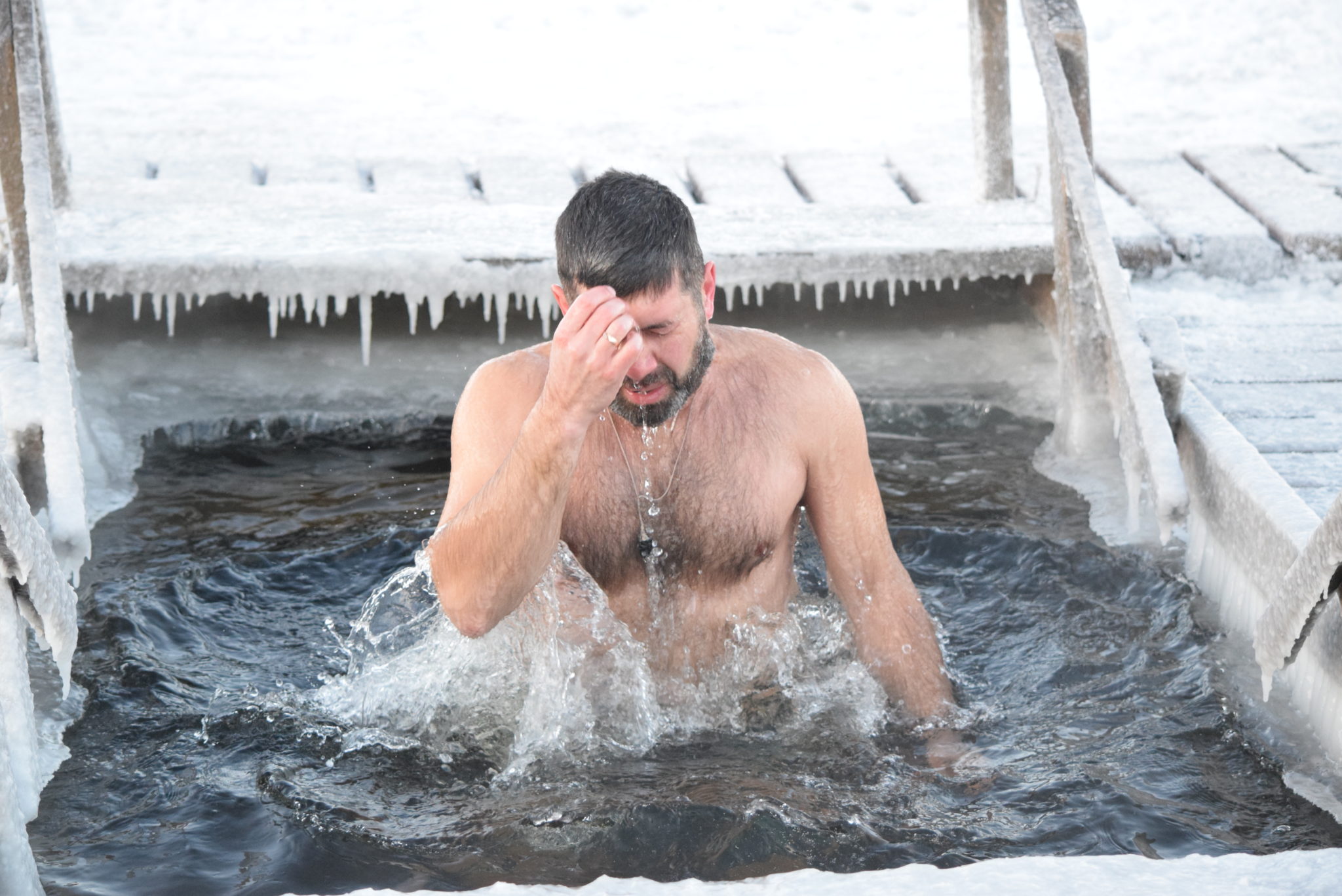 Крещенские купания. Купание в проруби девушки. Купание в этом году. Ныряние в прорубь на крещение. Копун е в проруби крещение.