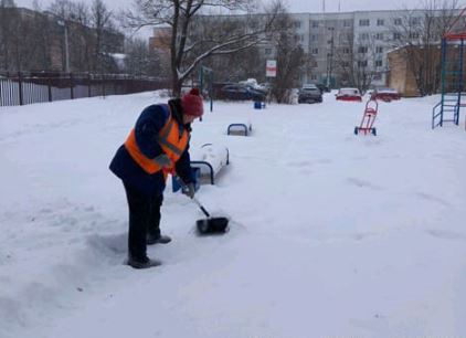 В Рузском округе очищают от снега детские площадки