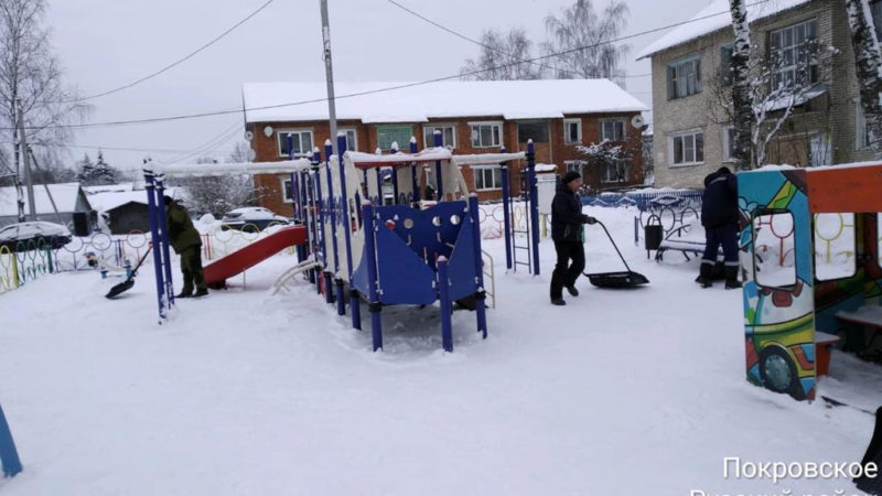 В Рузском округе чистят детские комплексы