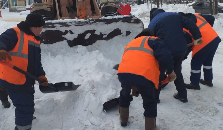 В Рузском округе убирают снег