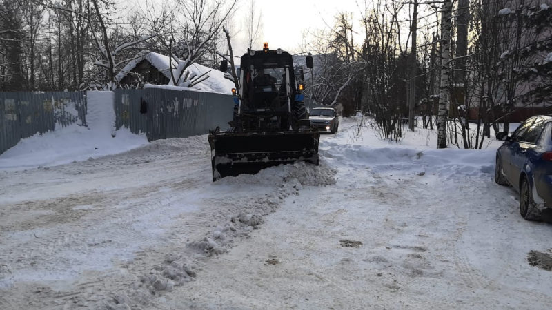 В Рузском округе убирают снег и посыпают дороги
