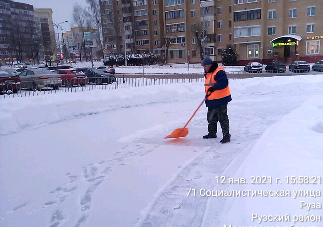 В Рузском округе убирают снег в населенных пунктах