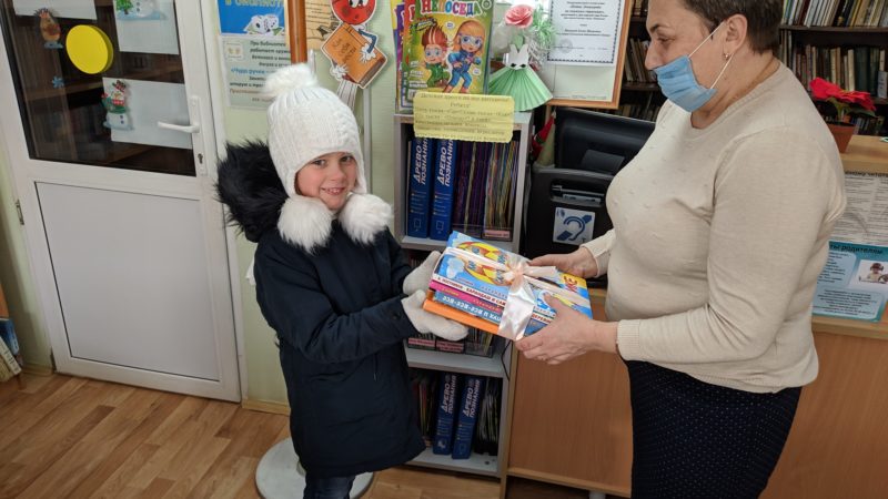 Тучковцы дарят книги