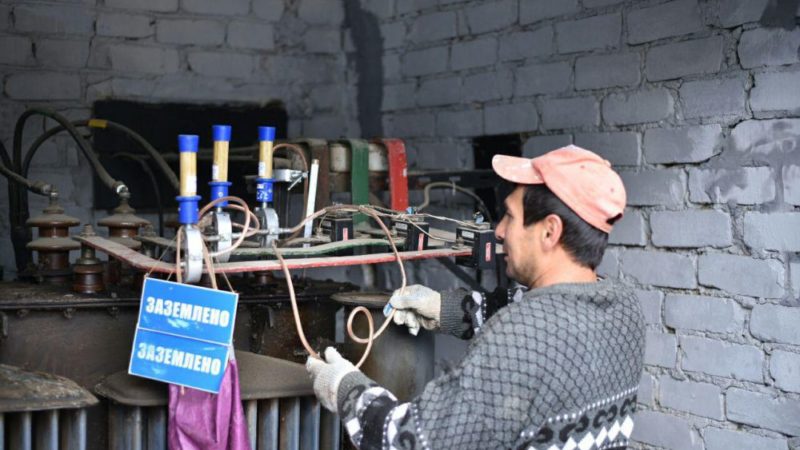 В Рузском округе ремонтируют электрооборудование