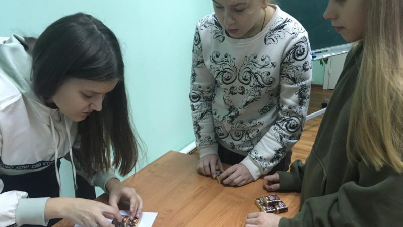 Рузские школьницы готовятся поздравить одноклассников