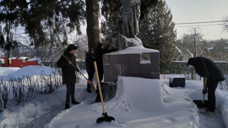Волонтеры очистили от снега братское захоронение в Кожино