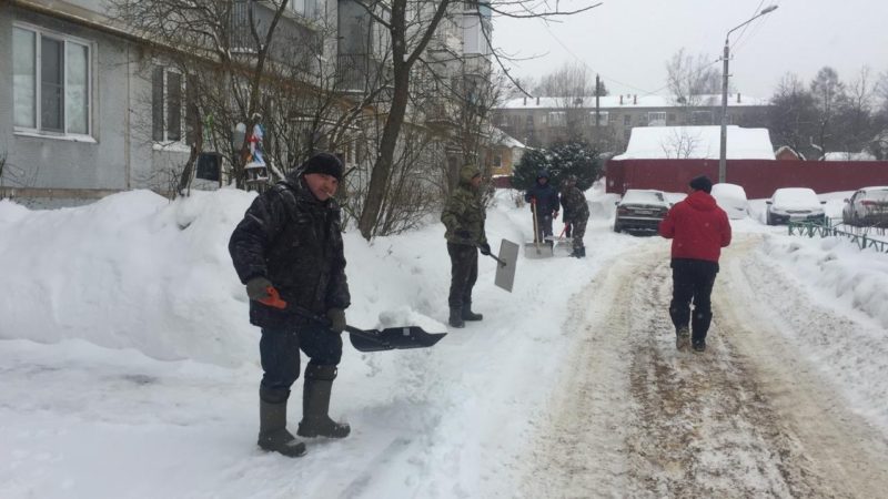 В Рузе коммунальщики и жители очистили двор от снега