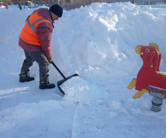В Рузском округе чистят детские комплексы