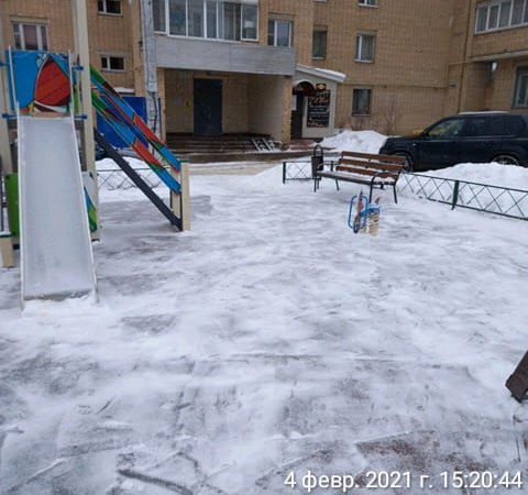 В Рузском округе убирают снег на игровых комплексах