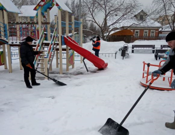 В Рузском округе разгребают снег на игровых комплексах