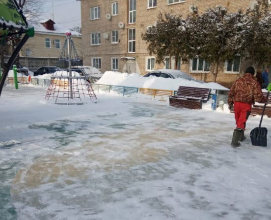 В Рузском округе очищают подходы к качелям и горкам