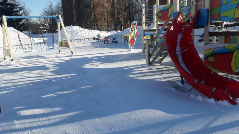В Рузском округе разгребают снег на детских площадках