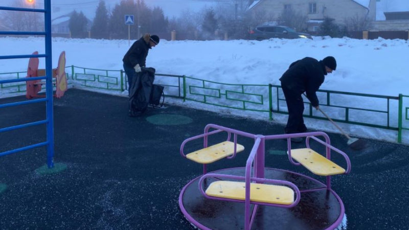 В Рузском округе очищают от снега детские площадки