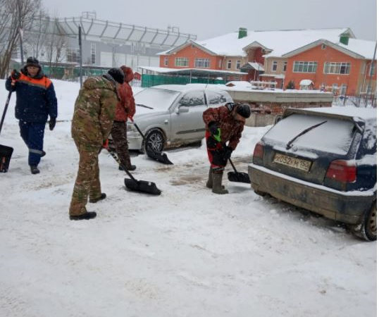 В Рузе соседи выходят на уборку снега во дворе