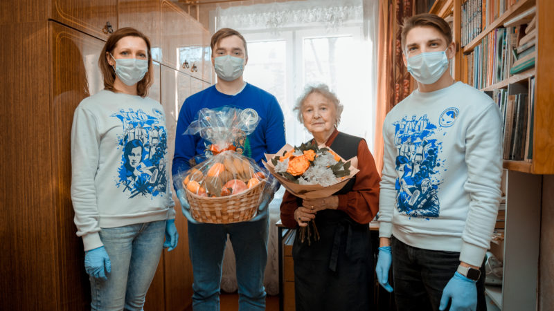 Волонтеры навещают жителей блокадного Ленинграда