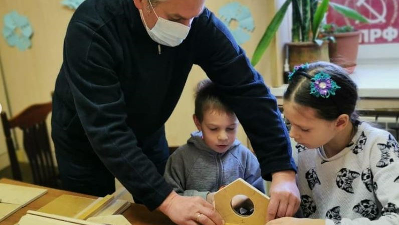 Дороховчане мастерили «птичьи столовые»