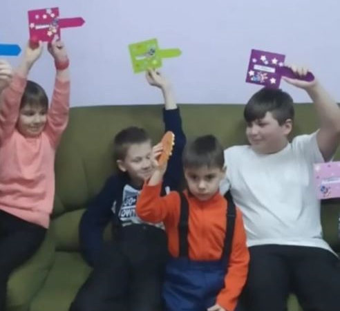 Юные колюбакинцы готовили подарки папам