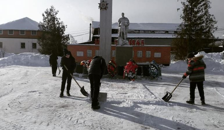 Колюбакинские волонтеры очистили от снега мемориалы Славы
