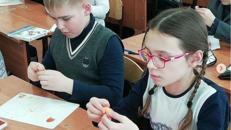 Юные дороховчане лепили лошадок