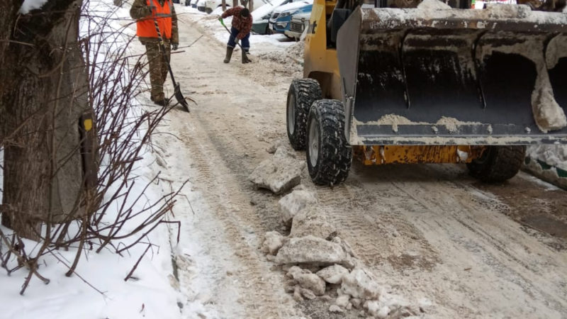 В Рузском округе чистят и посыпают дороги