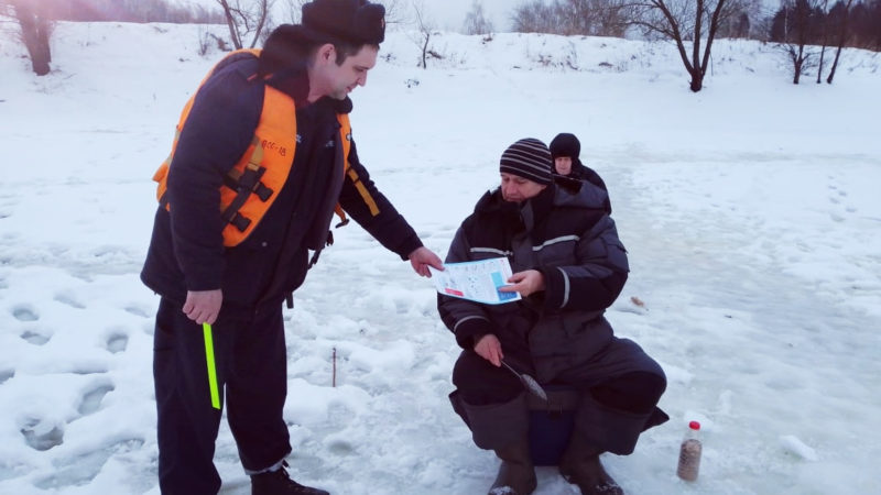 Спасатели проводят беседы с рыбаками на водоемах Рузского округа