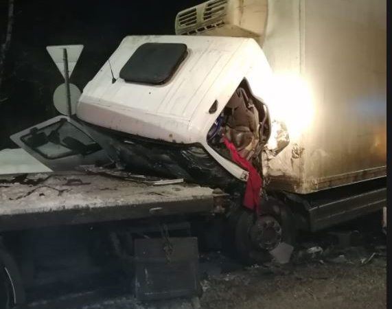 Рузские спасатели после ДТП помогли выбраться из машины водителю