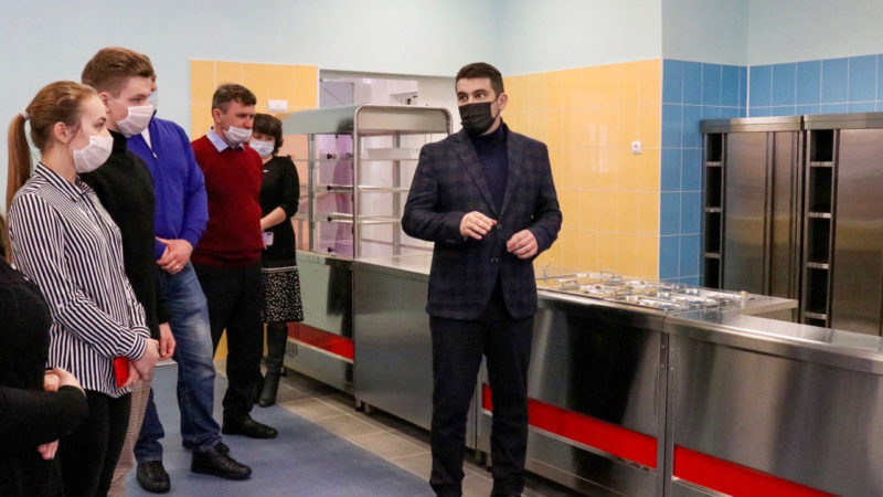 Глава округа, родители и ученики побывали на строящейся школе в Тучково