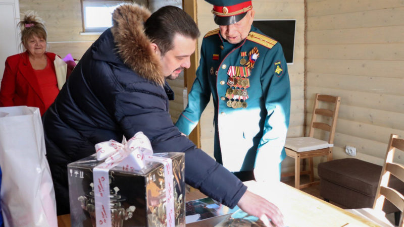 Николай Пархоменко поздравил с 23 февраля ветерана Михаила Щербаева