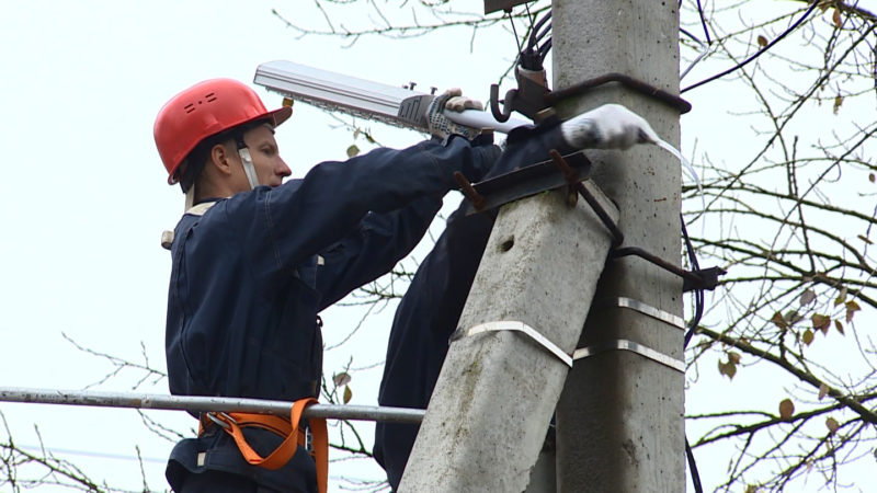 По заявкам ружан ремонтируются линии освещения