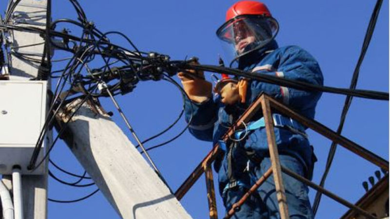 В Рузском округе приводят в порядок электрооборудование на подстанции