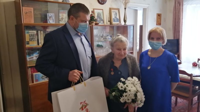 Глава РГО поздравил ветерана с 8 Марта