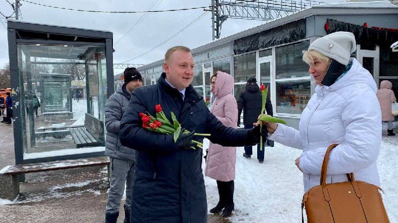 Транспортники поздравили женщин с 8 Марта