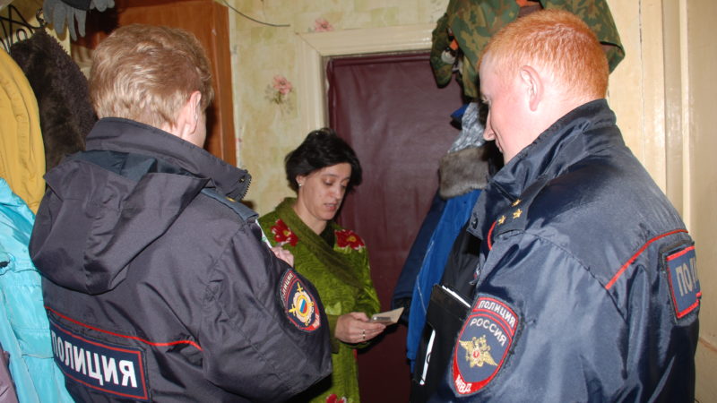 Полицейские проверили быт состоящих на учете ружан