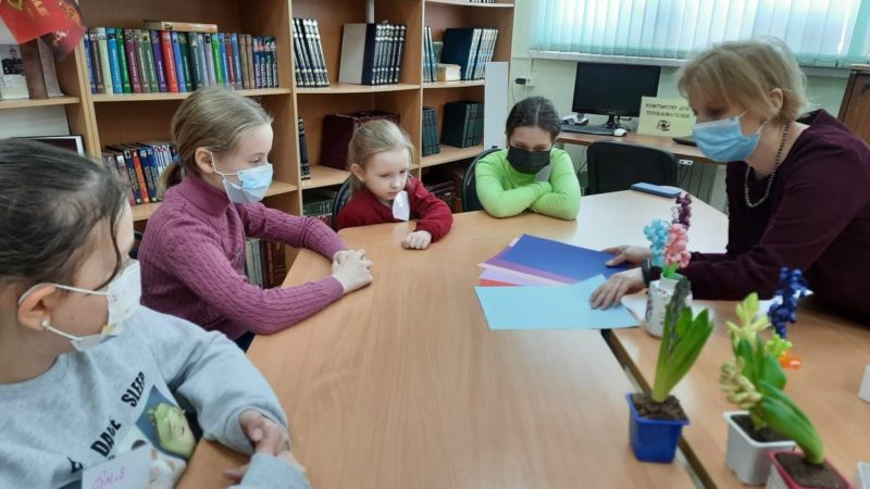 Юные тучковцы подарили мамам гиацинты