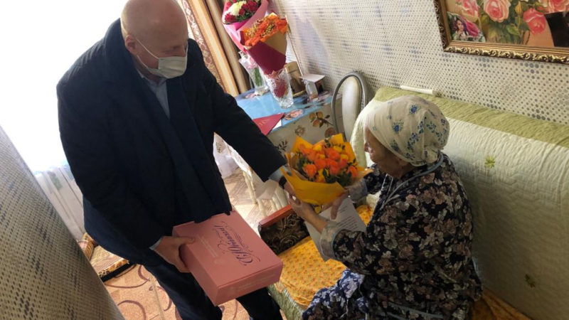 Юбилярше из Сытьково вручили подарки