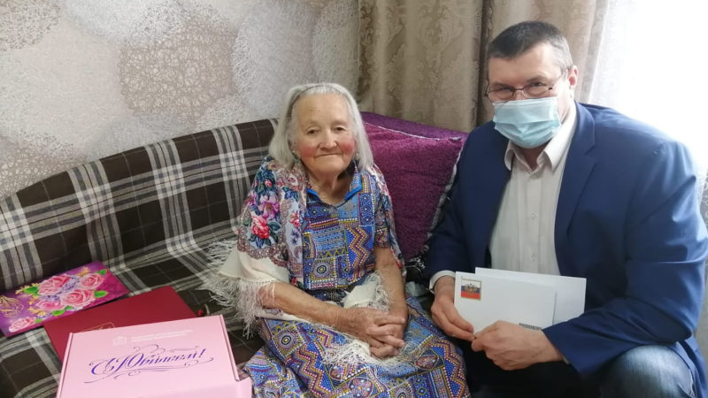 Жительнице Тучково вручили подарки