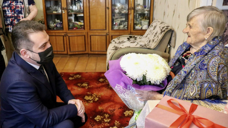 Николай Пархоменко вручил подарки жительнице Колюбакино