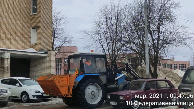 В Рузе соседи и коммунальщики продолжают убирать снег во дворах
