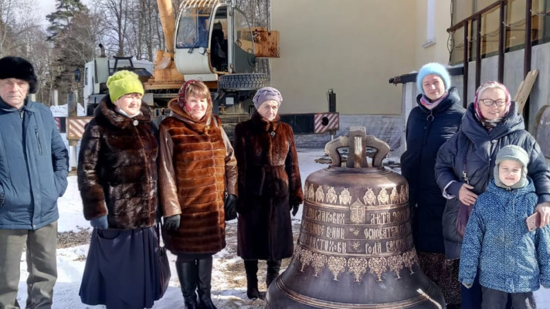 На колокольню храма Всемилостивого Спаса подняли новый колокол