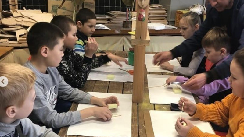 Юные космодемьянцы делали подарки  к 8 Марта