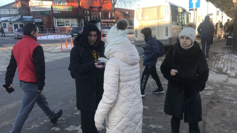 На железнодорожной станции Тучково пассажиры согревались кофе