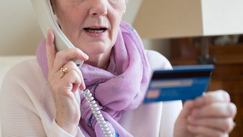 Телефонные жулики лишили ружанку крупной суммы