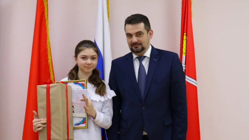 Николай Пархоменко вручил паспорта юным ружанам