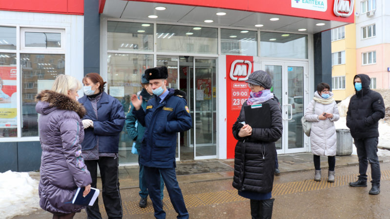 В Рузском округе проверили уборку снега возле торговых объектов