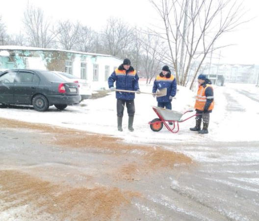 В Рузском округе убирают снег