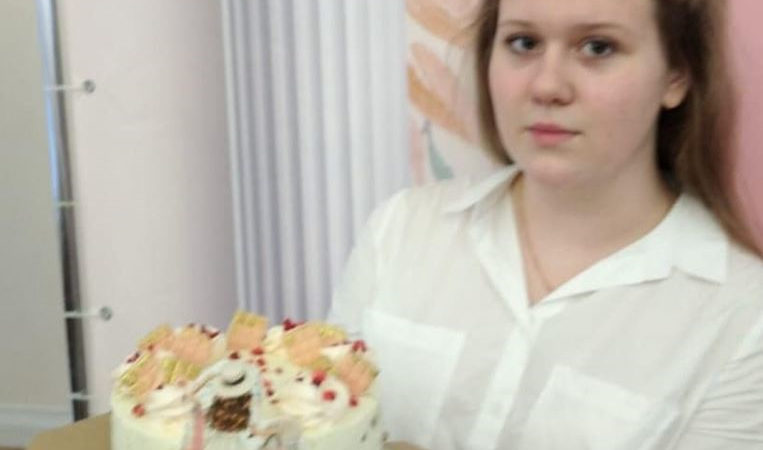 Космодемьянская школьница испекла удивительный торт