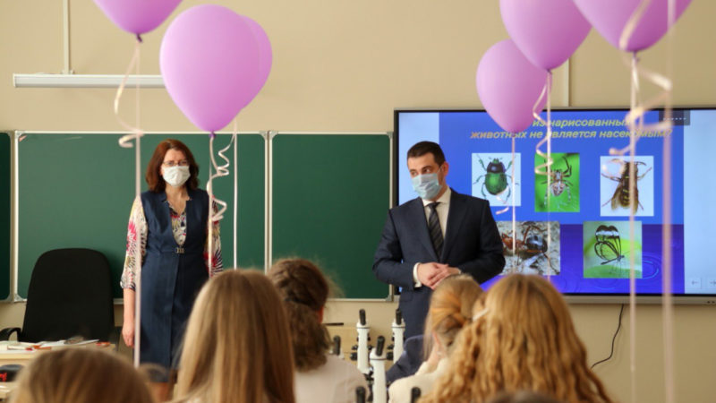 Николай Пархоменко вручил ученикам ключи от новой школы в Тучково