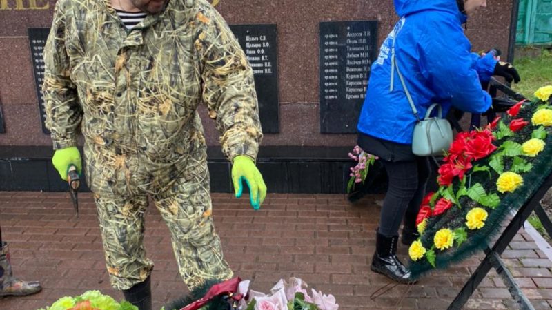 В Тучково навели чистоту у памятника и мемориала Славы