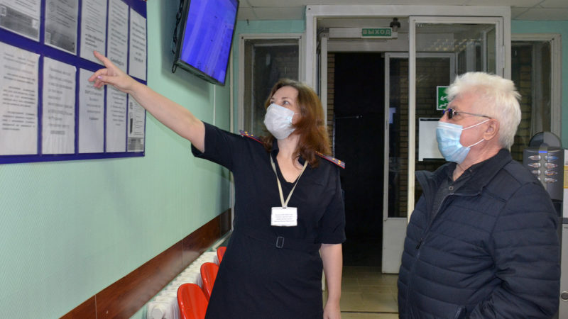 Член общественного совета при ОМВД проверил работу отдела по вопросам миграции